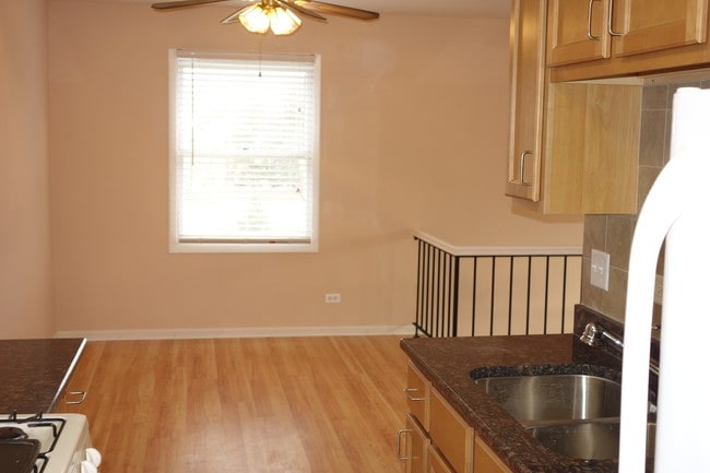 Building Photo - 300 Meadow Ct