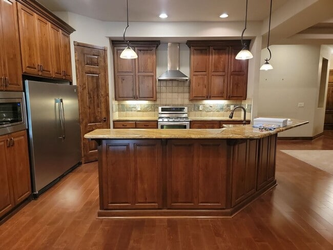 Building Photo - Stylish 4 Bedroom Home with Large Living S...