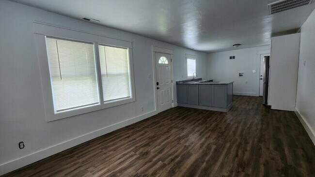 Building Photo - 700 N Moore Rd