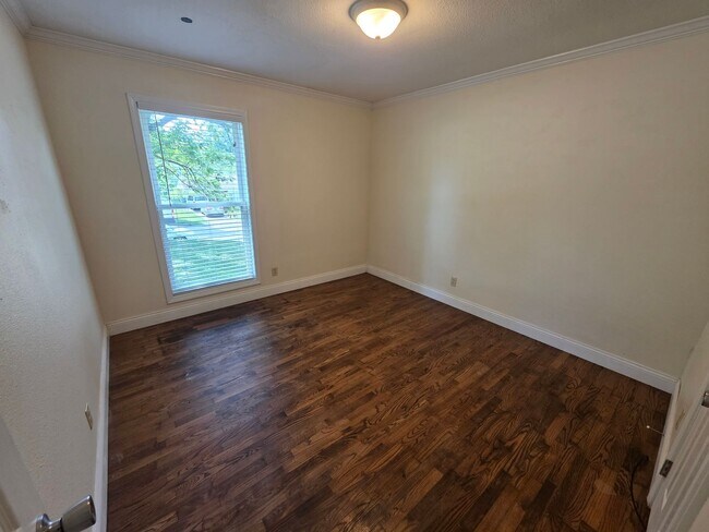 Building Photo - 3 Bedroom / 1 Bath House - Garage and Fenc...