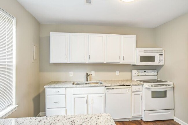 Building Photo - 1221 Villa Ln