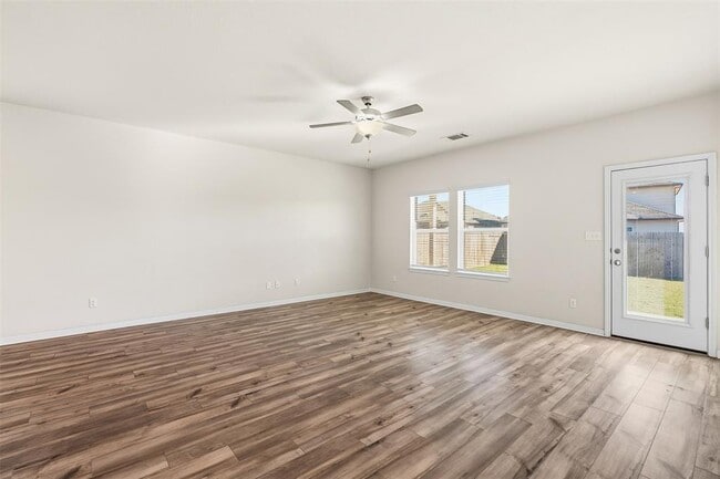 Building Photo - 520 Loriner Wy