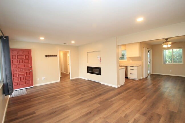 Building Photo - Charming 3-Bedroom Home with Spacious Layo...