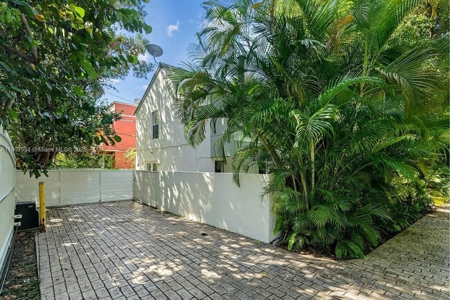 Building Photo - 3176 Mary St