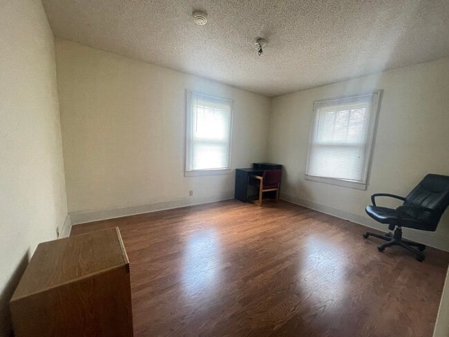 Building Photo - 3/1 close to MSU