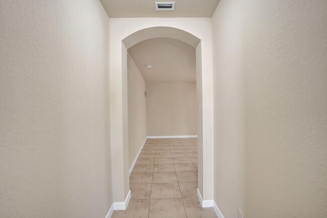 Building Photo - Gorgeous Townhome in Parkland