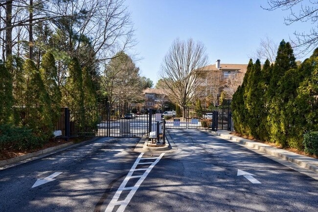 Building Photo - 2700 Pine Tree Rd NE
