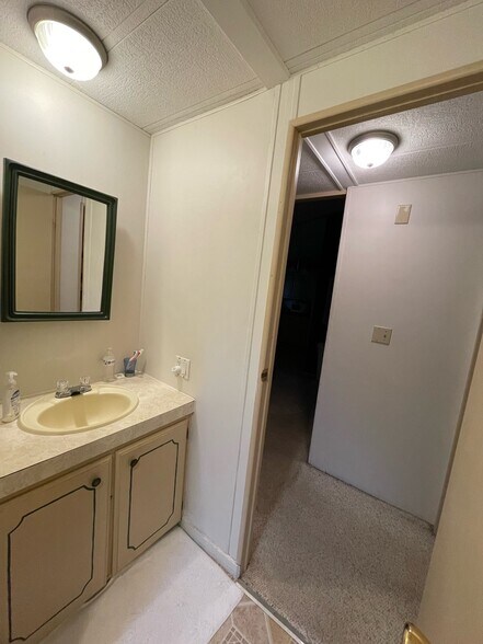 Building Photo - 107 Mary Ln