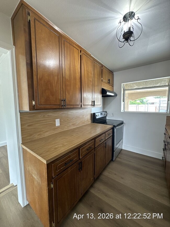 Building Photo - Dinuba Home! Available Now !