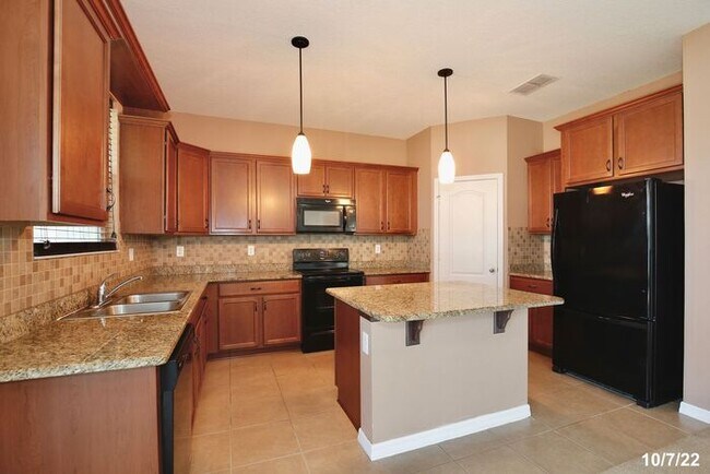 Building Photo - Beautiful 3/ 2 Home with a 2 Car Garage an...