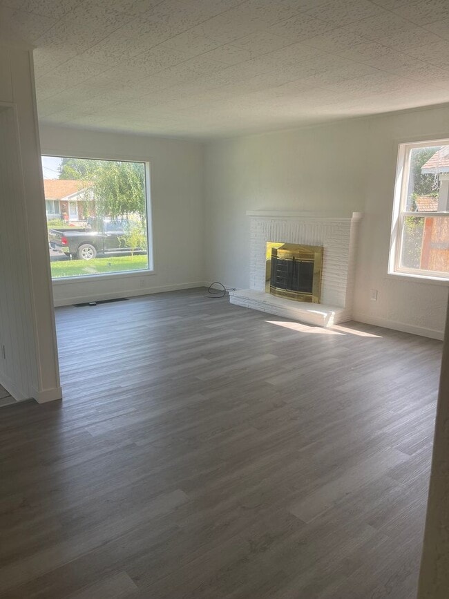 Building Photo - Spacious 4-Bedroom Home with Fireplace, Covered Patio & Detached Garage in Pasco