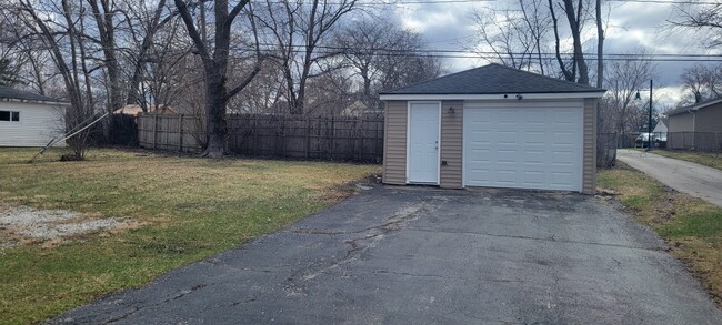 Building Photo - 235 Indianwood Blvd