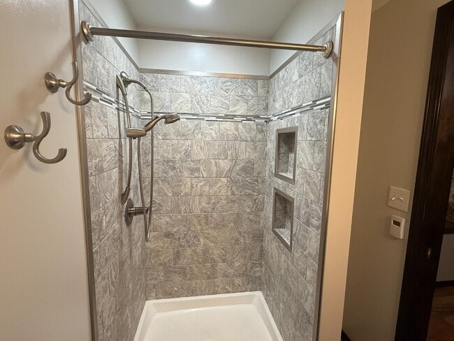 Building Photo - 5902 W Franklin St