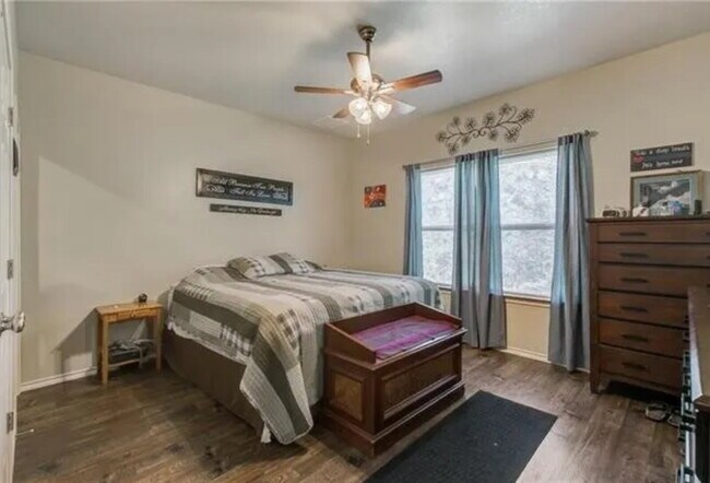 Building Photo - "Spacious 3-Bedroom Duplex with Granite To...