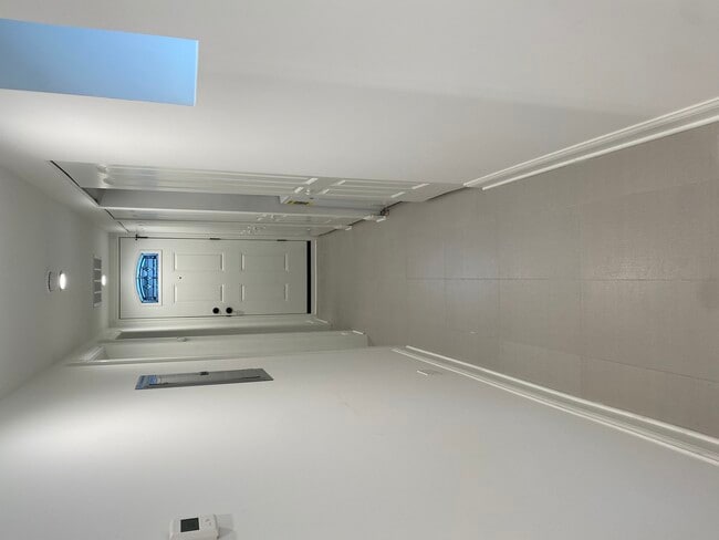 Building Photo - 1114 N Hoyne Ave