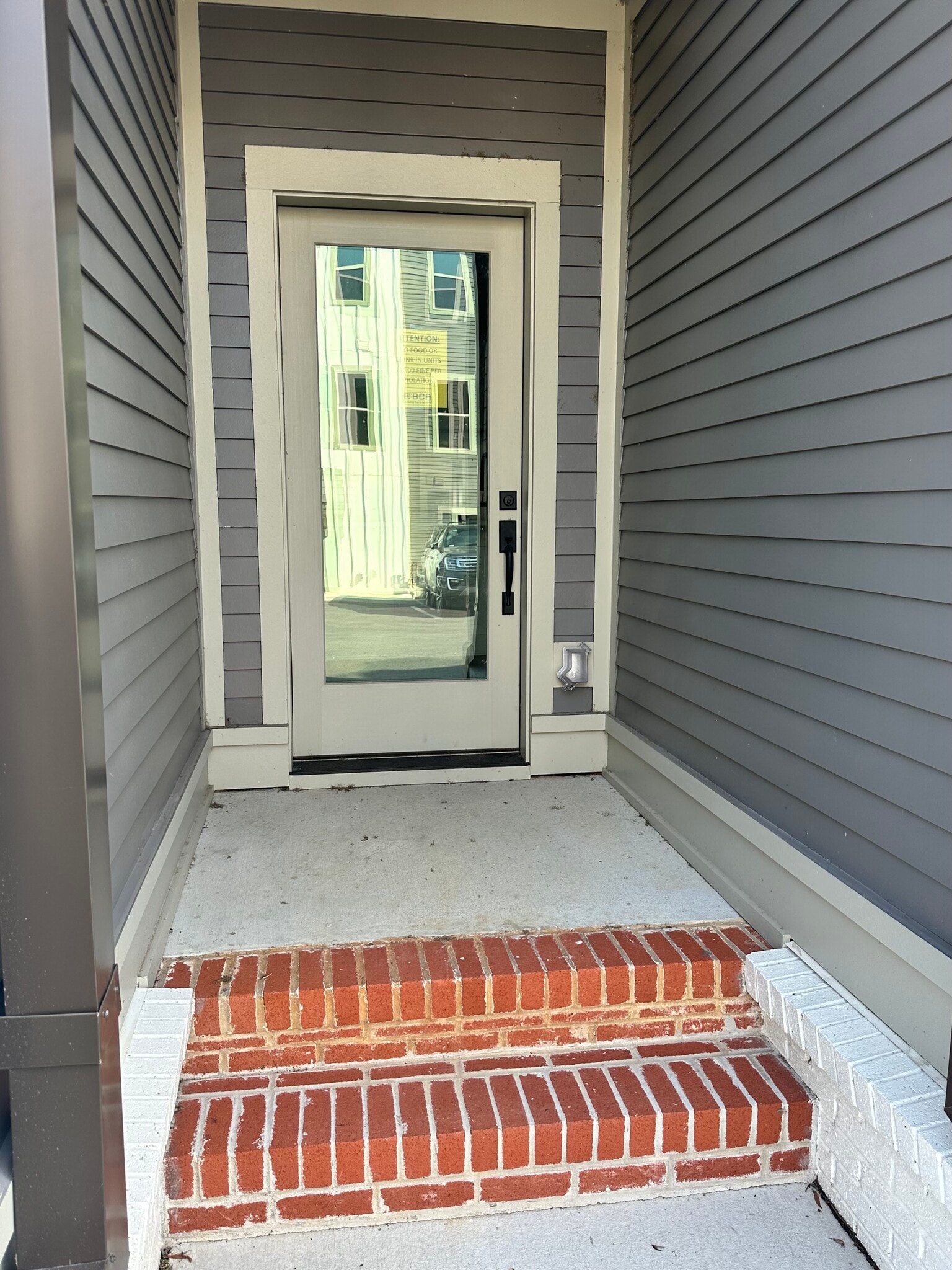 Covered entrance - 16 Walnut St NE