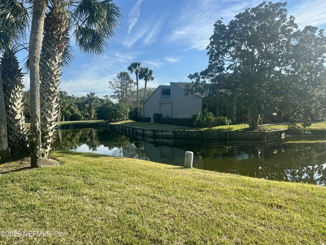 Building Photo - 9942 Sawgrass Dr E