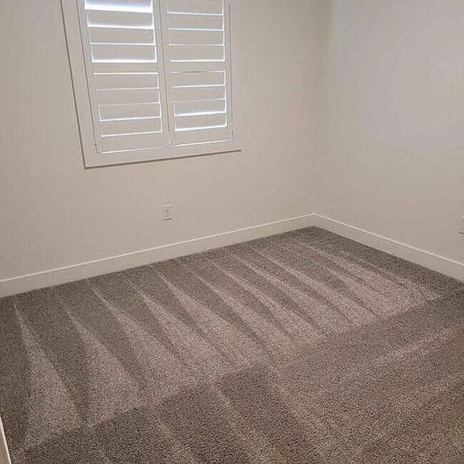 Building Photo - End Unit 4 Bedroom Townhome