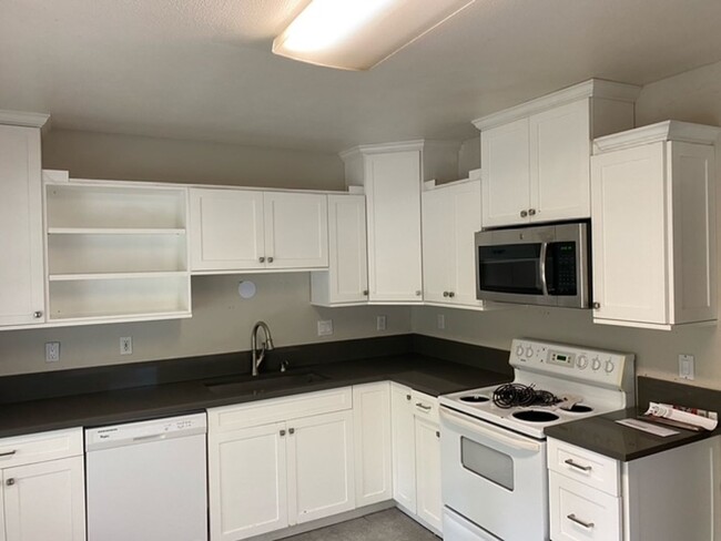 Building Photo - UNIVERSITY LIVING - Beautiful 5 Bedroom Ho...