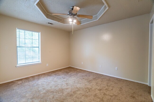 Building Photo - 559 S Ray Ave