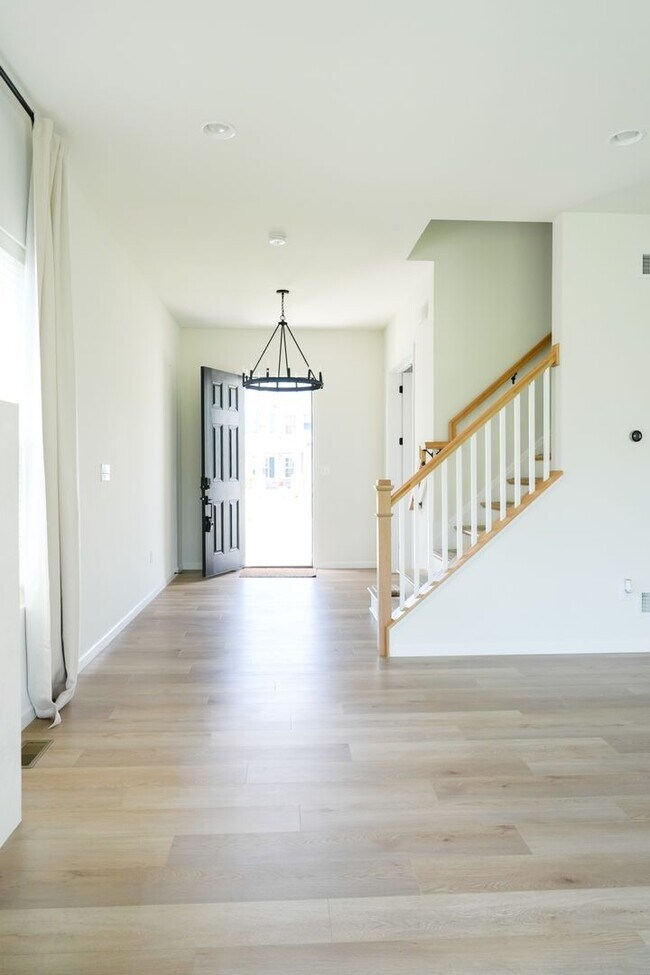 Building Photo - 245 Hollyhock Dr