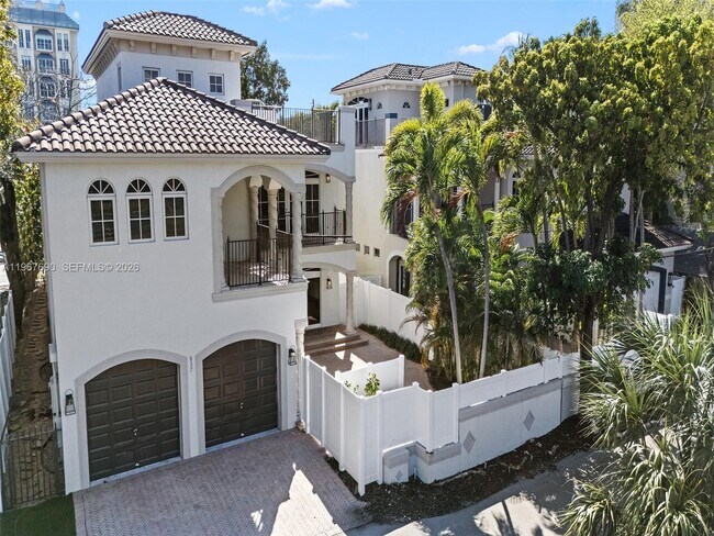 Building Photo - 827 SE 2nd Ct