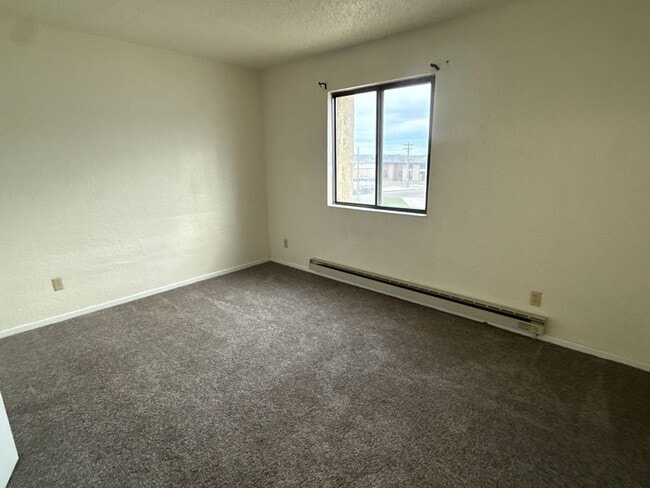 Building Photo - Broadway Manor