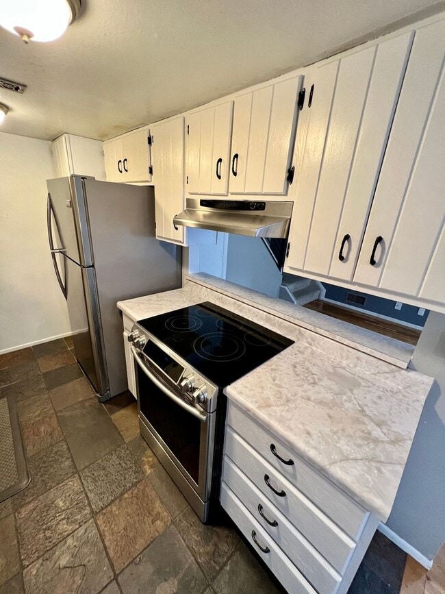 Building Photo - TWO STORY TOWNHOME, NEW FLOORING/CARPET, TWO TONE PAINT, STAINLESS APPLIANCES, WASHER/DRYER, CORN...