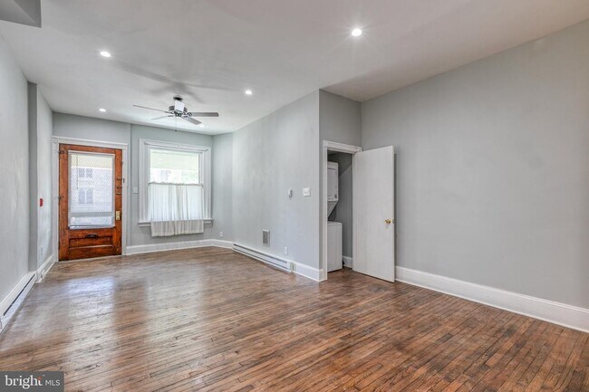 Building Photo - Amazing Unit