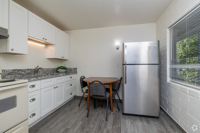 2BR, 1BA - 710SF - Kitchen - University Vista Student Apartments