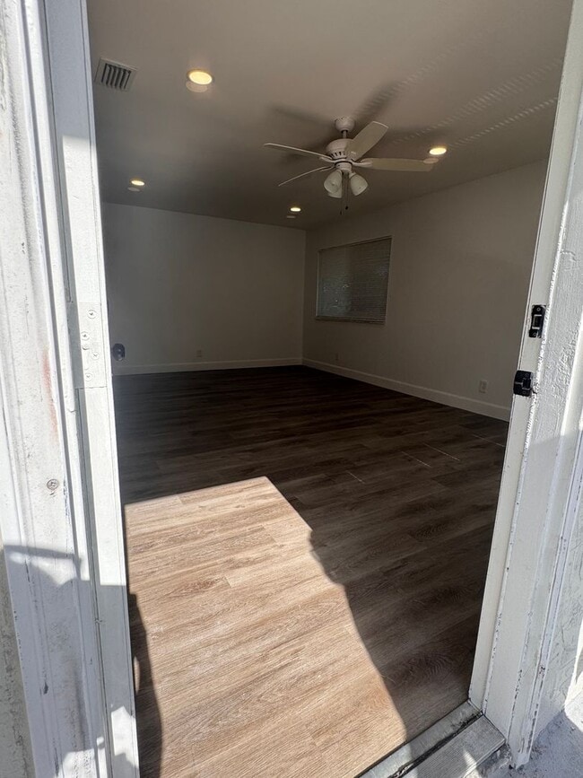 Building Photo - 2ND Floor Open Layout - No one on top or b...