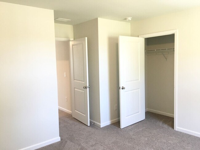 Building Photo - 4 Bedroom 2.5 Bath House in McKewn - Ladson