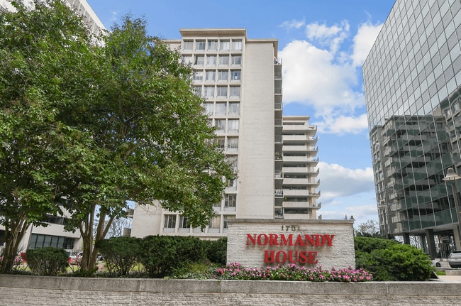 Building Photo - London Normandy House