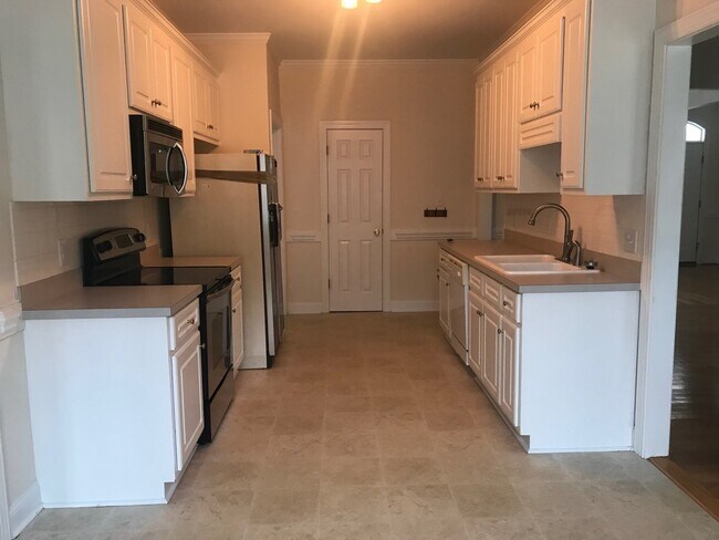 Building Photo - 3709 Stonehenge Ln W