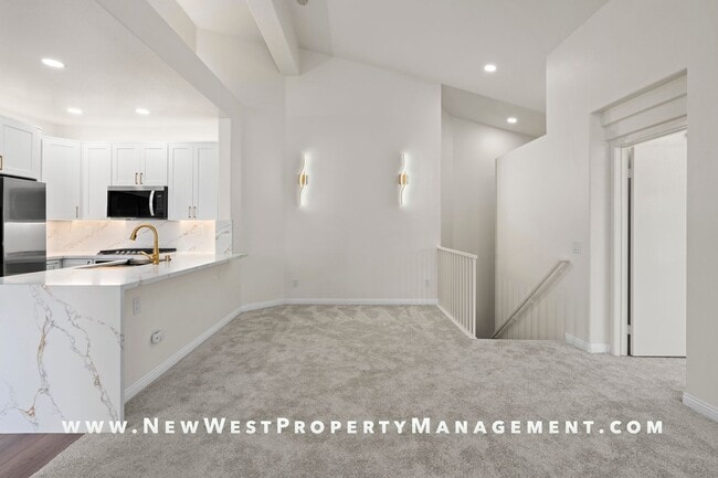 Building Photo - Newly renovated 2-bedroom UTC townhome in the coveted Andria of Renaissance at La Jolla community...