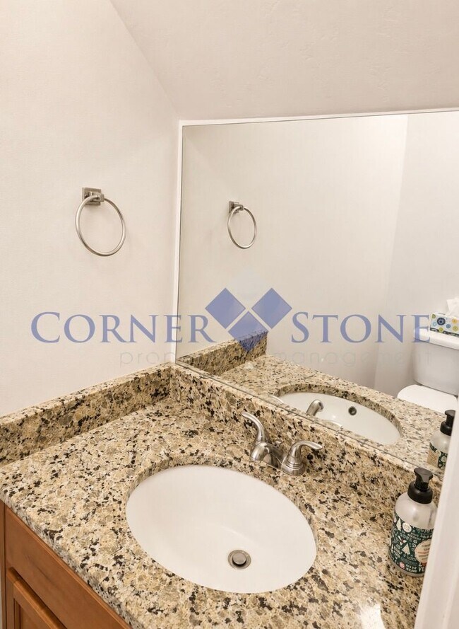 Building Photo - Charming Townhouse Close To The Village!