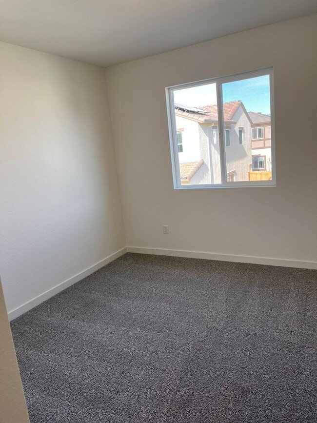 Building Photo - SOLAR SMART HOME IN WEST ROSEVILLE!