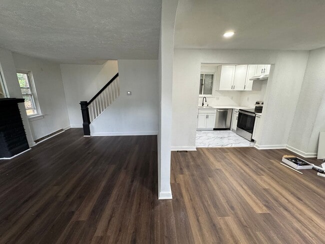 Building Photo - Adorable 2 Bed 1 Bath Home in Brookline W/dedicated office/library space!
