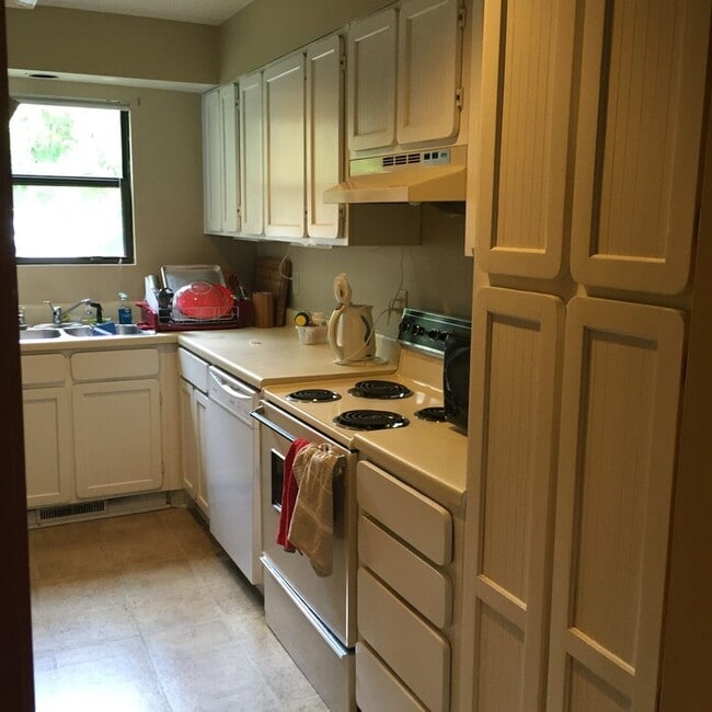 Building Photo - 104 Cedarwood Ln