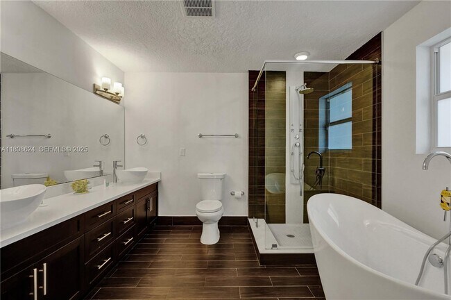 Building Photo - 3100 NE 56th Ct