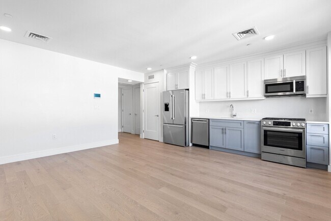 Building Photo - 301 Border St