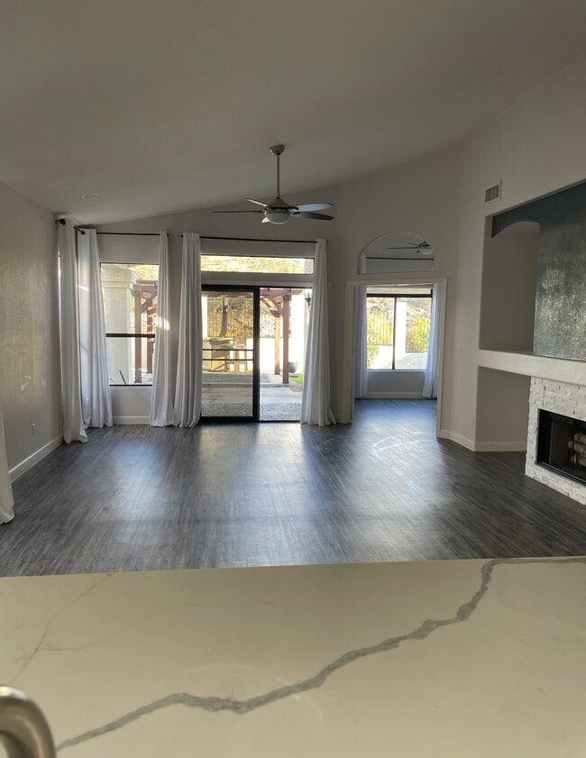 Building Photo - 275 E Ashurst Dr