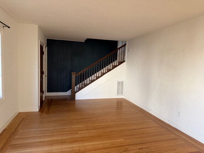 Building Photo - Beautiful Spanish townhouse with parking and in unit laundry!