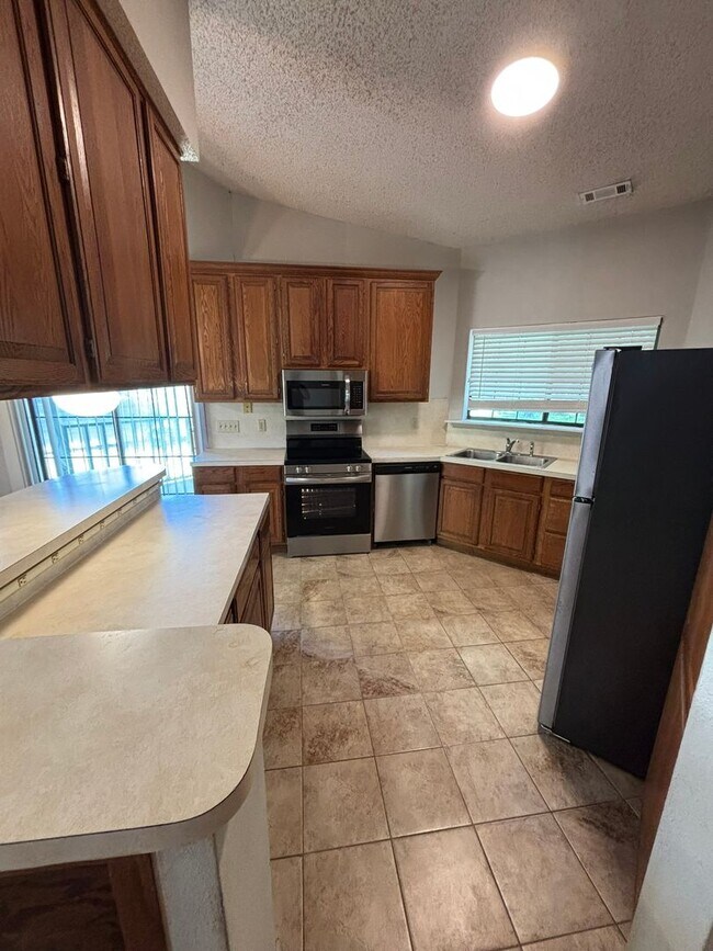 Building Photo - Located off Wedington Dr! 3 Bedroom 2 Bathroom Single Family Home!