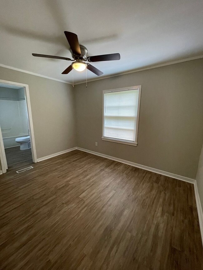 Building Photo - ** 3 Bed 2 Bath home in Forest Hills ** Ca...