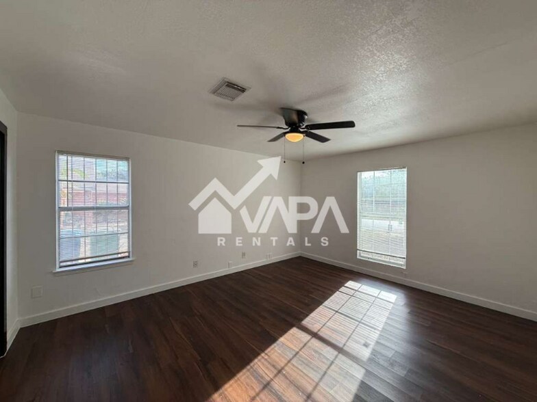 Building Photo - 5614 E Rolling Ridge Dr