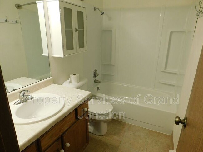 Building Photo - 570 Dawn Ct