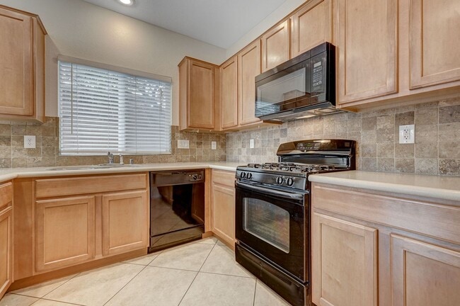Building Photo - *MOUNTAINS EDGE 3 BED 2.5 BATH * COMMUNITY POOL, FITNESS CENTER, AND SPA *