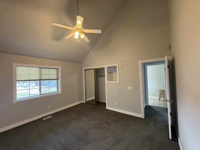 Building Photo - 340 Rainbow Ln