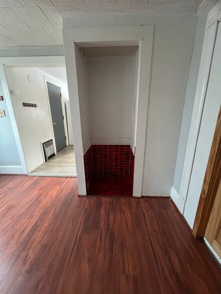 Building Photo - 903 Centre St